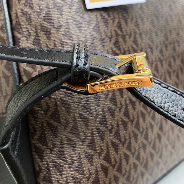 マイケルコースバッグ着用イメージ